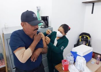 Vacunan contra la influenza a policías municipales