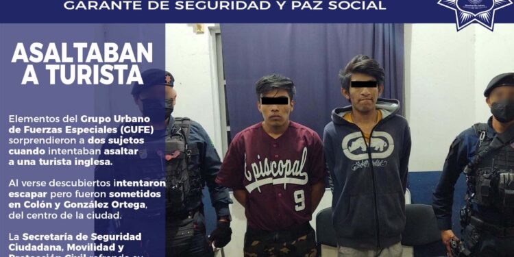 Policías municipales detienen a dos sujetos que intentaban asaltar a turista inglesa
