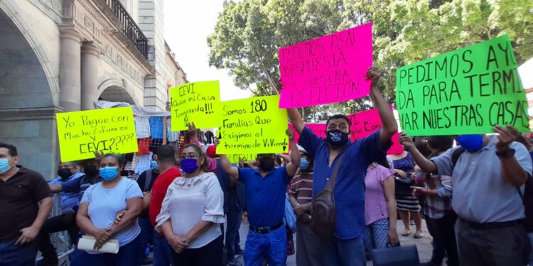 Oaxaqueños defraudados por la CEVI exigen cumplan su compromiso