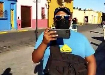 Policía municipal de Oaxaca de Juárez, disfrazado de reportero intimida a periodista