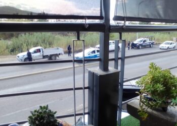 Policías Estatales ¡rateros!, roban celular a ciudadano que evidenciaba operativo irregular