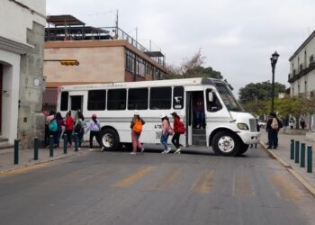 Por tercer día normalistas realizan bloqueos en diferentes calles del centro del estado de Oaxaca.