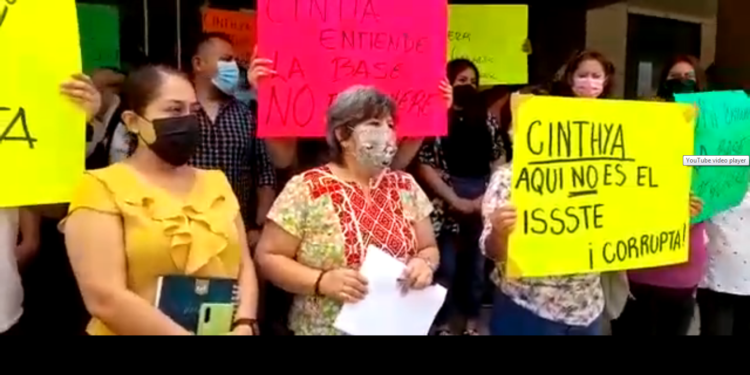 Trabajadores toman oficinas de gobierno del estado por falta de insumos de trabajo.