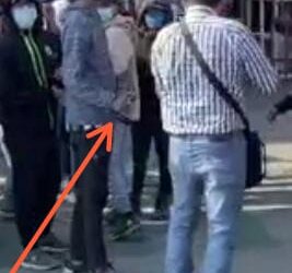 Normalistas agreden a reportero que documentaba saqueo de unidad repartidora de refrescos