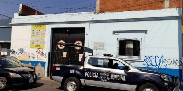 A policía municipal le roban su arma de cargo durante asalto