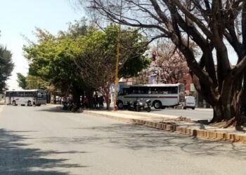 Integrantes del STEUABJO realizan bloqueo en Avenida Universidad.