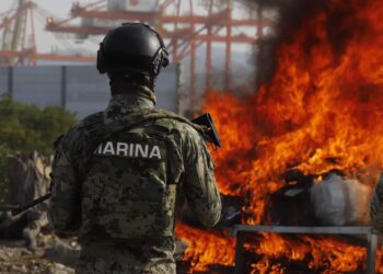 Marina y FGR incineran más de mil kilogramos de presunta cocaína en Manzanillo Colima