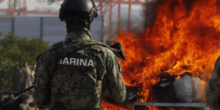 Marina y FGR incineran más de mil kilogramos de presunta cocaína en Manzanillo Colima