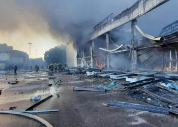 Bombardeo a centro comercial en Ucrania es destruido por un ataque de misiles rusos.