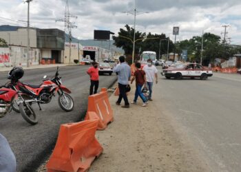 Vecinos de Candiani realizan bloqueo ante la falta de cumplimiento a sus demandas
