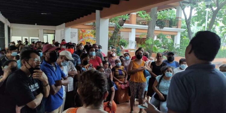 Se organizan damnificados de sismos para bloquear la Guelagetza