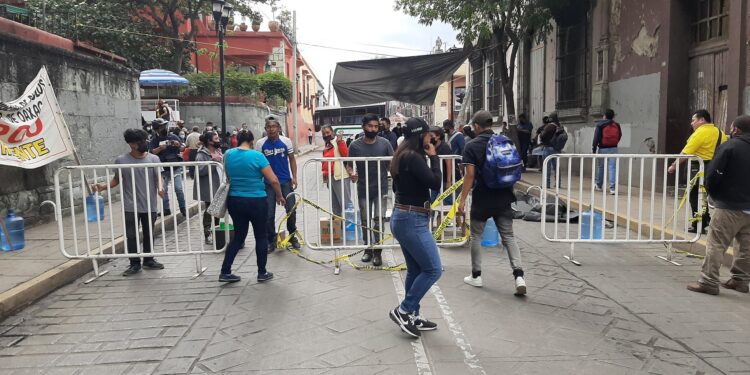 Con bloqueo FIPO exigen atención a sus demandas de obra pública