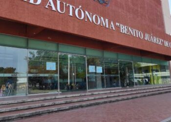 Integrantes del STEUABJO toman edificio de rectoría de la UABJO.