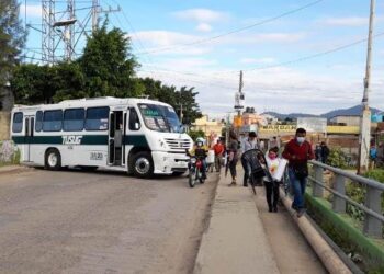 Habitantes de la colonia Gómez Sandoval bloquean puente del río Salado.