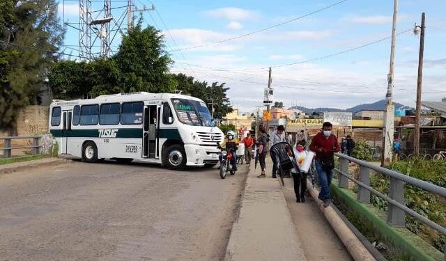 Habitantes de la colonia Gómez Sandoval bloquean puente del río Salado.