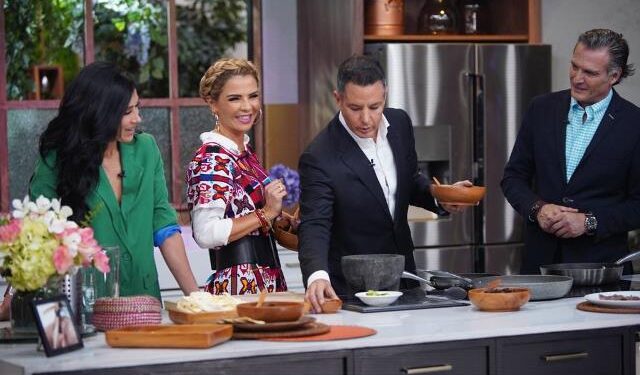 Alejandro Murat e Ivette preparan salsa de Chicatana en programa de Tv «Sale el Sol»