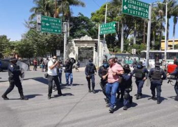Desalojan a manifestantes y detienen a dirigente.
