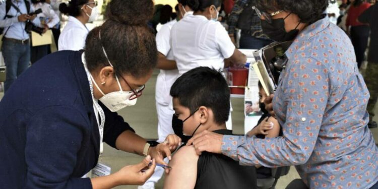 Vacunas pediátricas contra COVID-19 aplicadas en Oaxaca cuentan con vida útil de 9 meses