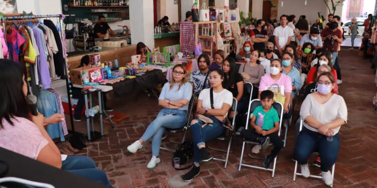 Mujeres apoyando a mujeres en proyectos