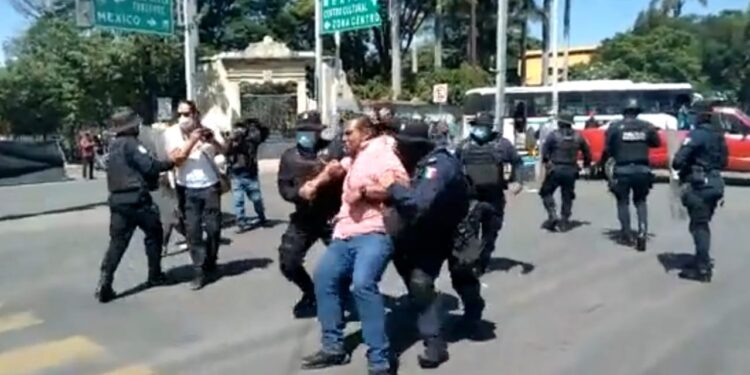 El Estado viola el derecho a la libre manifestación de la CNPA y detiene al líder estatal