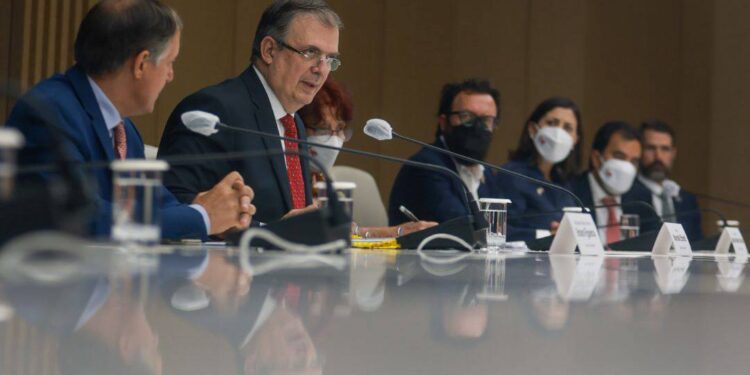 En encuentros con el canciller Ebrard, empresas coreanas anuncian inversiones en México