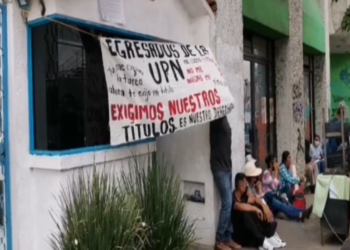 Egresados de la UPN toman oficinas de Derechos Humanos