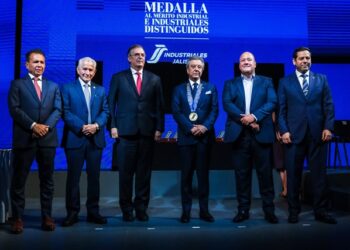 Entrega Enrique Alfaro medalla al mérito industrial 2022; Marcelo Ebrard afirma que Jalisco es un éxito económico