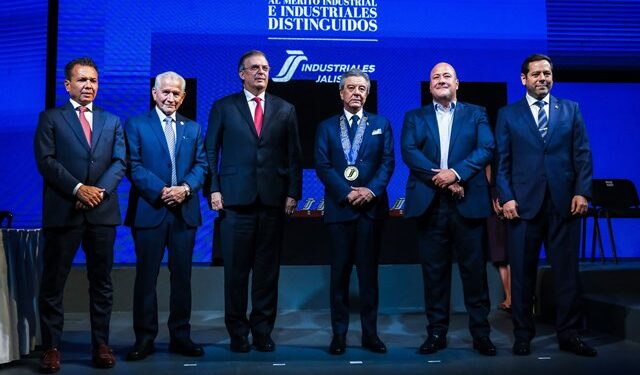 Entrega Enrique Alfaro medalla al mérito industrial 2022; Marcelo Ebrard afirma que Jalisco es un éxito económico