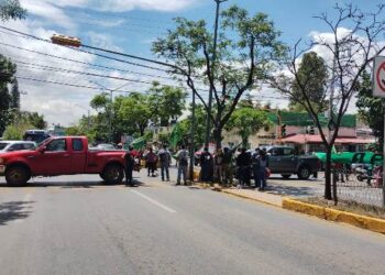 API realiza bloqueo cerrando  las calles de Díaz Quintanas  y Calzada Héroes de Chapultepec             