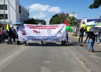 FSEO bloquea la calzada Porfirio Díaz, para exigir 11 plazas en el IMSS