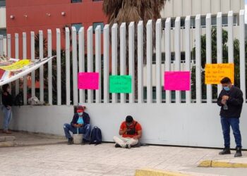 Integrantes del SUTTBCEO bloquean  accesos de ciudades administrativa exigen respeto a sus derechos laborales.