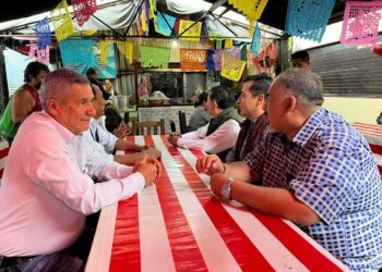 Se reúnen Defensores de la 4T con locatarios de la Central de Abasto