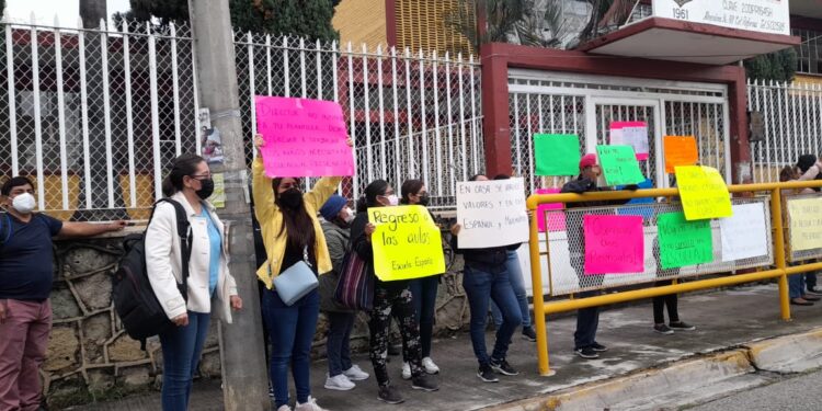 Padres exigen clases presenciales para sus hijos