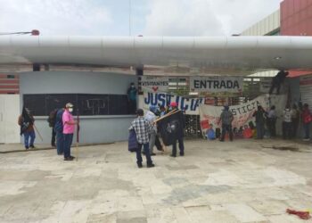 Integrantes del CIPO bloquean entradas de Ciudad Administrativa