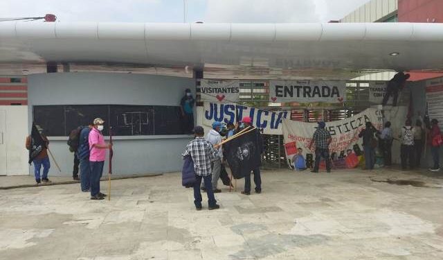 Integrantes del CIPO bloquean entradas de Ciudad Administrativa