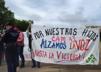Padres de familia bloquean la carretera Oaxaca-Puerto Ángel.