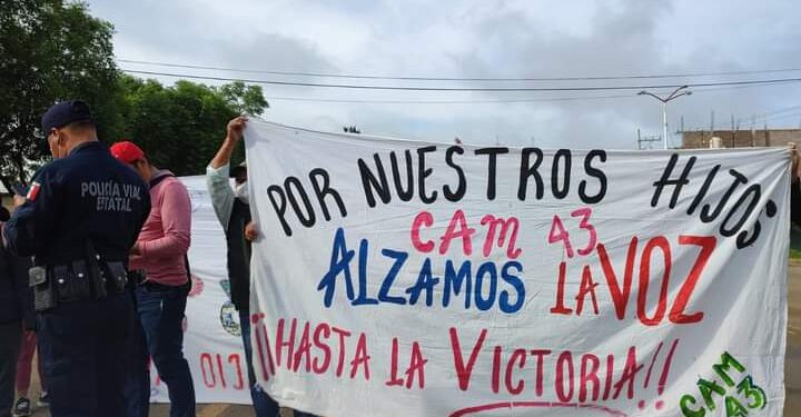 Padres de familia bloquean la carretera Oaxaca-Puerto Ángel.