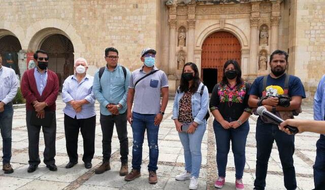 Periodistas de Oaxaca se manifiestan por reporteros agredidos.