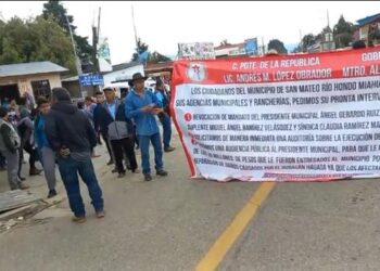 Habitantes del municipio de San Mateo Río Hondo bloquean la carretera federal 175.