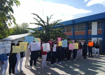 Estudiantes de la facultad de odontología  se  manifiestan exigiendo un alto a los altos precios de reinscripciones