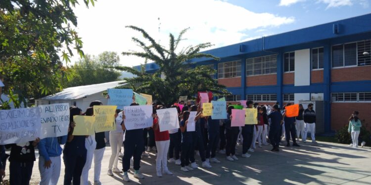 Estudiantes de la facultad de odontología  se  manifiestan exigiendo un alto a los altos precios de reinscripciones