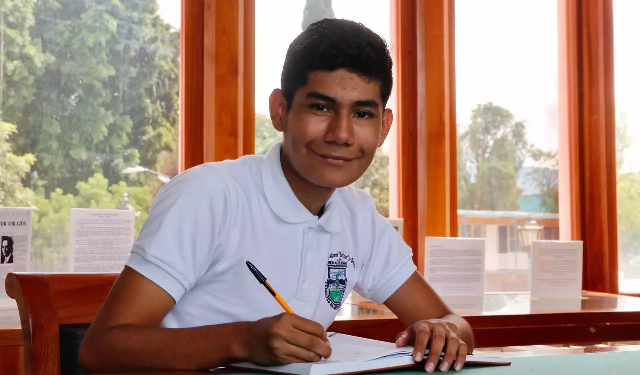 Miguel niño, de Pinotepa, la calificación más alta del examen de admisión