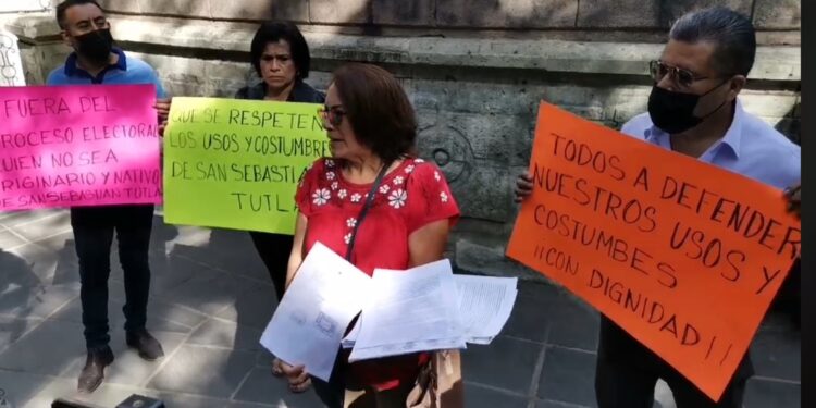 Se manifiestan habitantes de San Sebastián Tutla, exigen respeto a los usos y costumbres de la comunidad