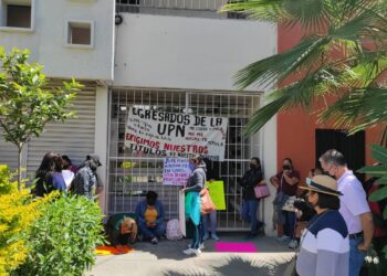 Egresados del UPN realizan bloqueo en la Colonia Reforma