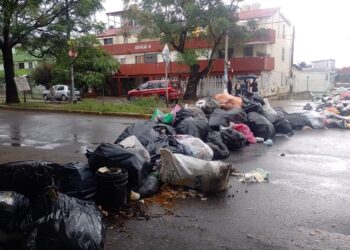 Vecinos del Infonavit 7 etapa protestan con bolsas de basura