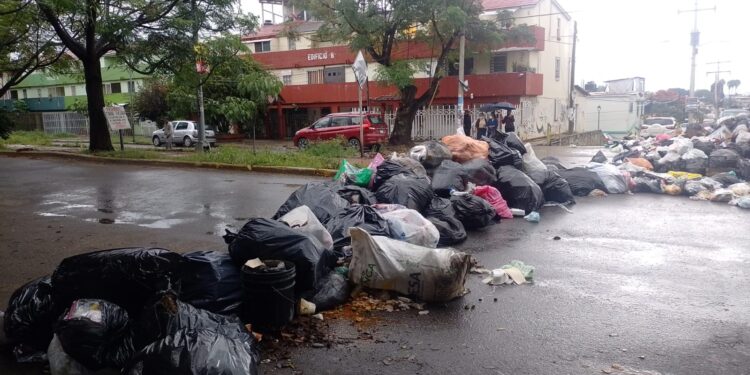 Vecinos del Infonavit 7 etapa protestan con bolsas de basura