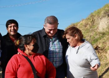Entrega Noé Jara y regidores capitalinos, material de construcción en colonias de Santa Rosa