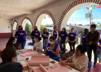 Imparte Brigada Violeta taller “Elaboración de Catrinas con Papel Maché”