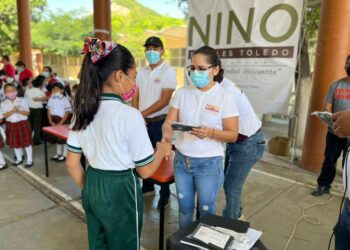 Entrega Nino Morales Toledo, lentes graduados en Tehuantepec