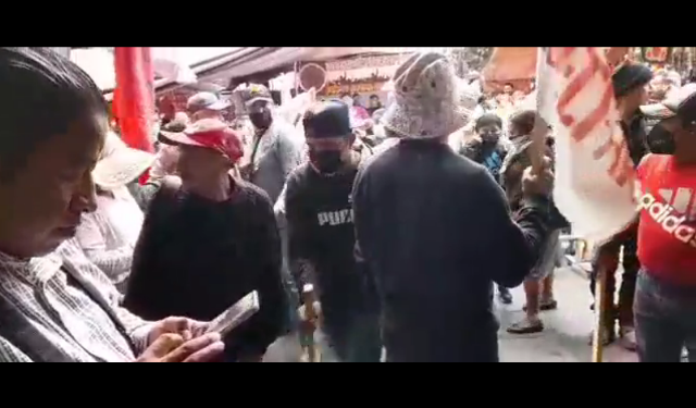 Organizaciones sociales toman el acceso al palacio de gobierno